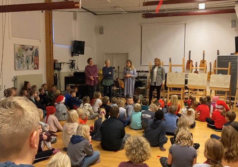 I Samlingssalen på Hem Skole fik børnene beskeden om donationen fra Nordeas SFO-Pulje.