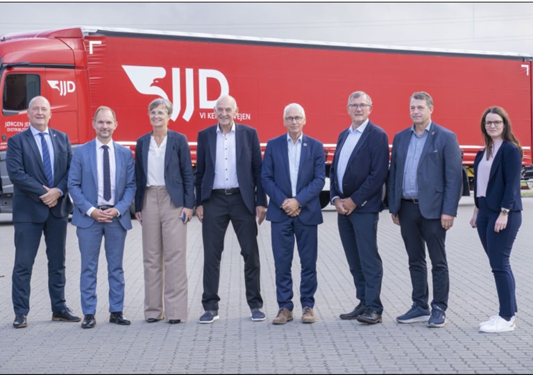 De syv borgmestre fra Business Region MidtVest samt skatteminister Jeppe Bruus. Foto: Business Region MidtVest