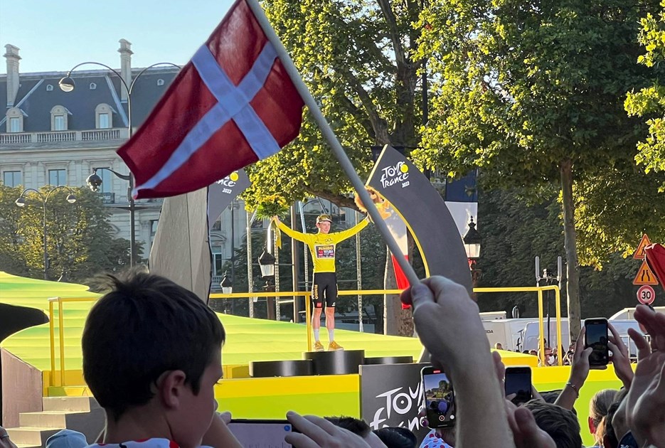 Jonas Vingegaard på podiet som vinder af Tour de France 2022. Foto: Privat