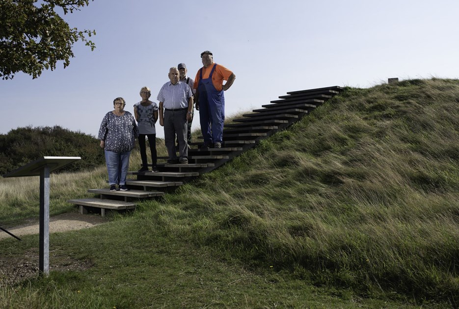 Gelænderbandens medlemmer står på trappen på Bette Jenses Hyw. Foto: Skive Kommune