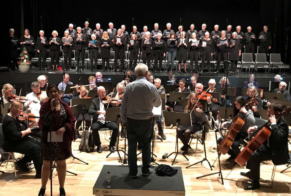 Mere end 200 optrædende musikere og korsangere er med på scenen i KulturCenter Skive, når kæmpeorkesteret ’Skive Symfoniorkester’ indbyder til gratis koncert.