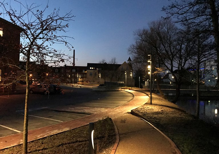 Lys på veje og stier, for eksempel her på Banestien i Skive, får lov at forblive tændt hele natten i Skive Kommune.