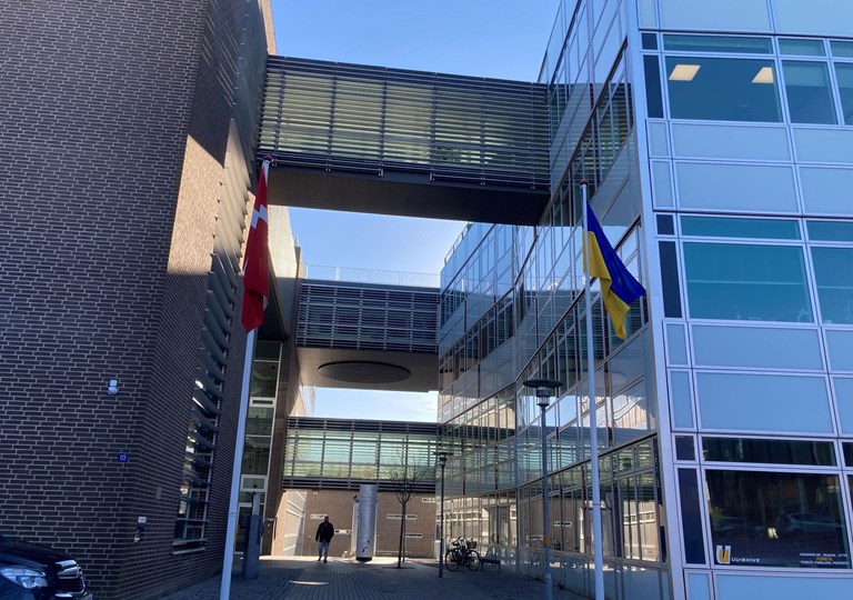 Det danske og det ukrainske flag foran Skive Rådhus i Torvegade