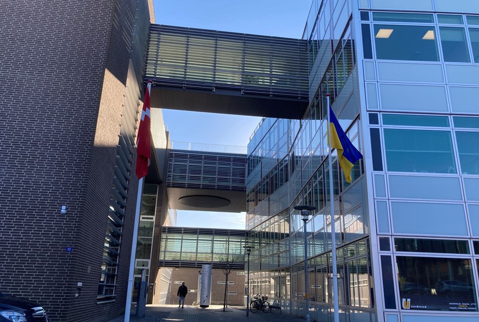 Billede af det danske og det ukrainske flag foran Skive Rådhus i Torvegade