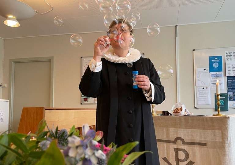 Præsten Mette Gautier bruger blandt andet sæbebobler som en del sin sansevækkende gudstjeneste for demensramte. FOTO: Ditte Haaning