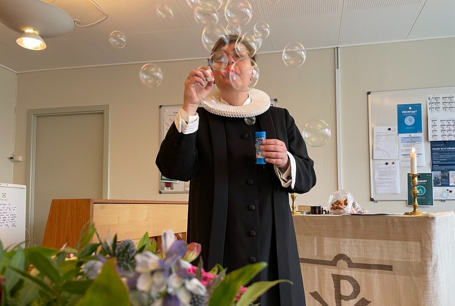 Præsten Mette Gautier bruger blandt andet sæbebobler som en del sin sansevækkende gudstjeneste for demensramte. FOTO: Ditte Haaning