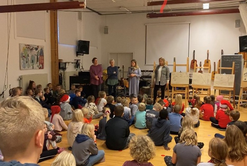 I Samlingssalen på Hem Skole fik børnene beskeden om donationen fra Nordeas SFO-Pulje.