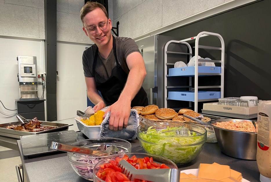 Anders Hermansen hjælper med madlavningen til klubaften på Idavang. FOTO Ditte Haaning