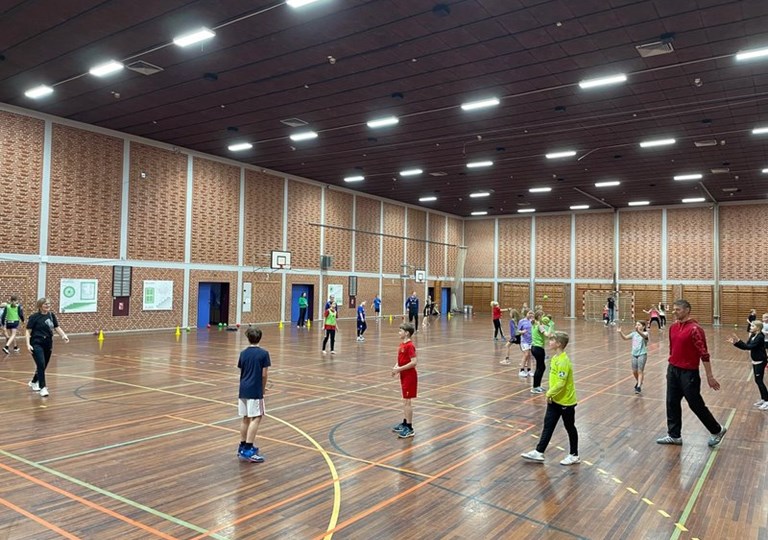 Børn spiller håndbold i hal. Foto: Skive Idrætssamvirke. 