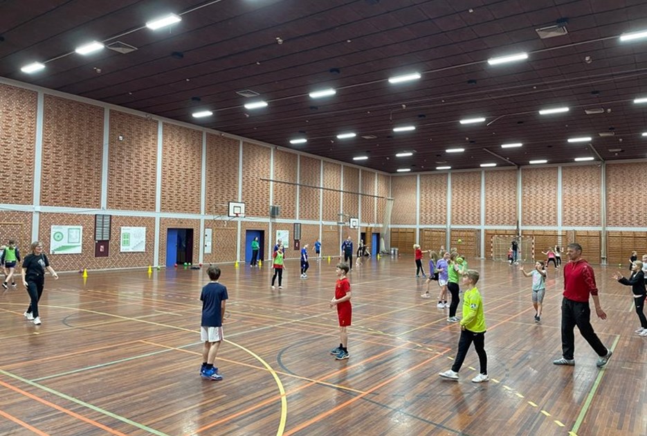 Børn spiller håndbold i hal. Foto: Skive Idrætssamvirke. 