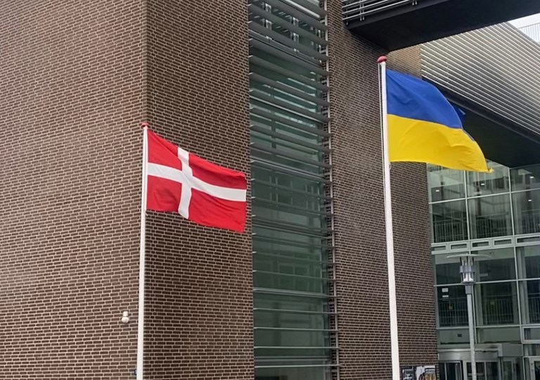 Det danske og det ukrainske flag side om side foran Skive Rådhus. FOTO: Sissel Svenningsen