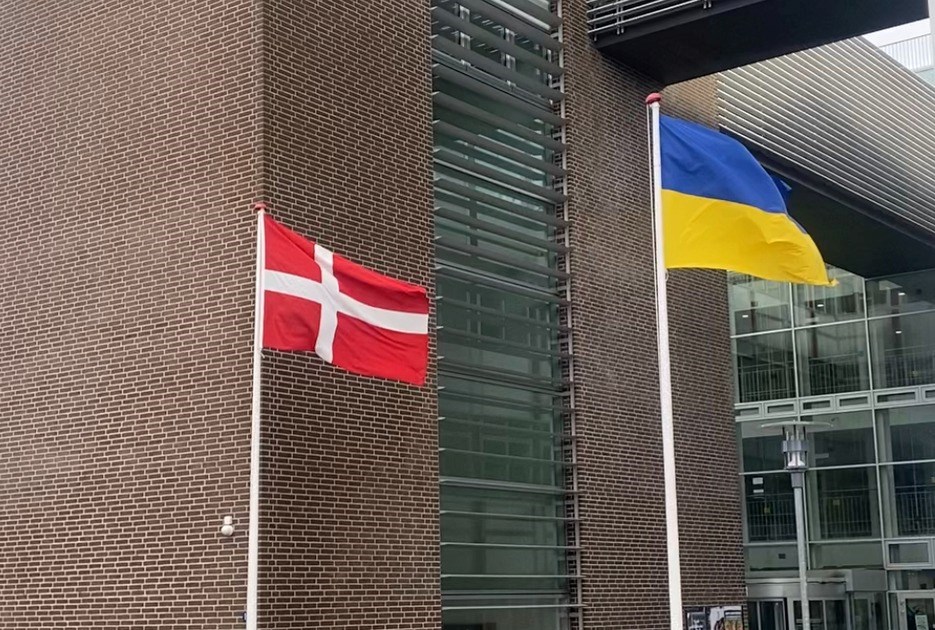 Det danske og det ukrainske flag side om side foran Skive Rådhus. FOTO: Sissel Svenningsen