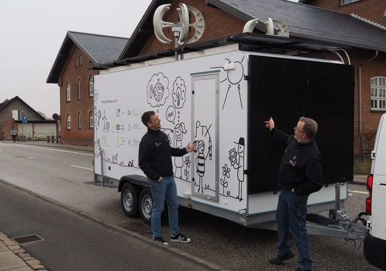 Søren Sohn og Marco Mølbæk ved Power-to-X-traileren. Foto: Læringsambassaden. 
