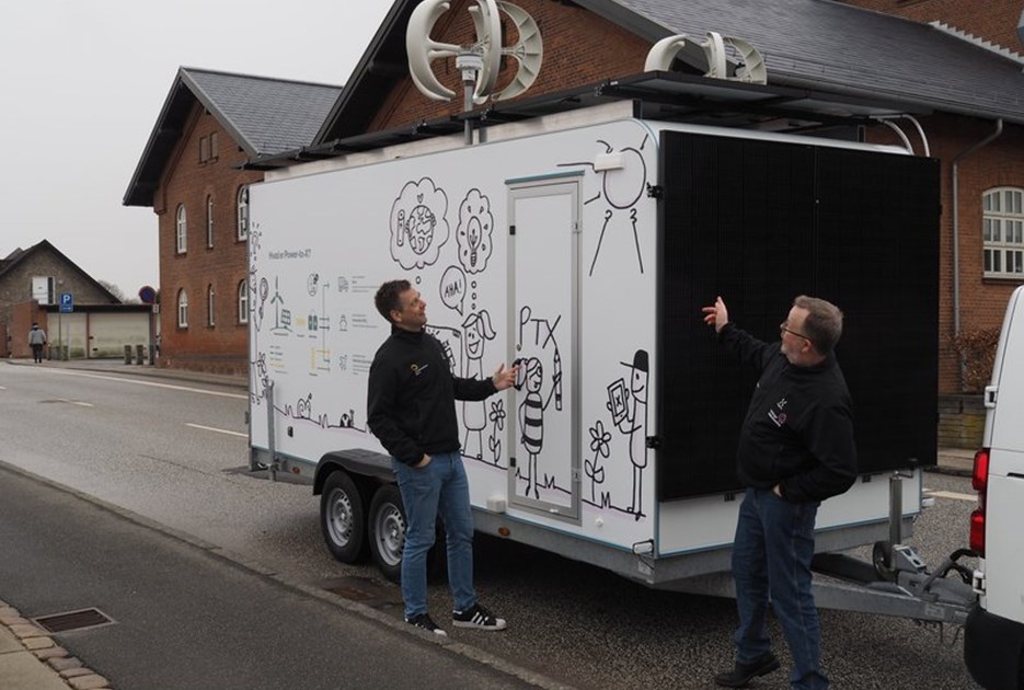 Søren Sohn og Marco Mølbæk ved Power-to-X-traileren. Foto: Læringsambassaden. 