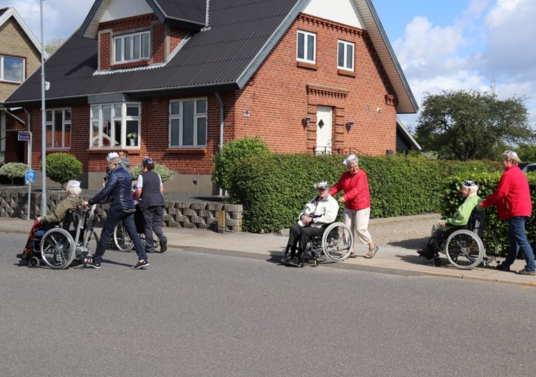 Beboere fra Plejecenter Bøgely skubbes rundt på ruten til sidste års Royal Side Run i Skive. FOTO: Pleje og Omsorg, Skive Kommune