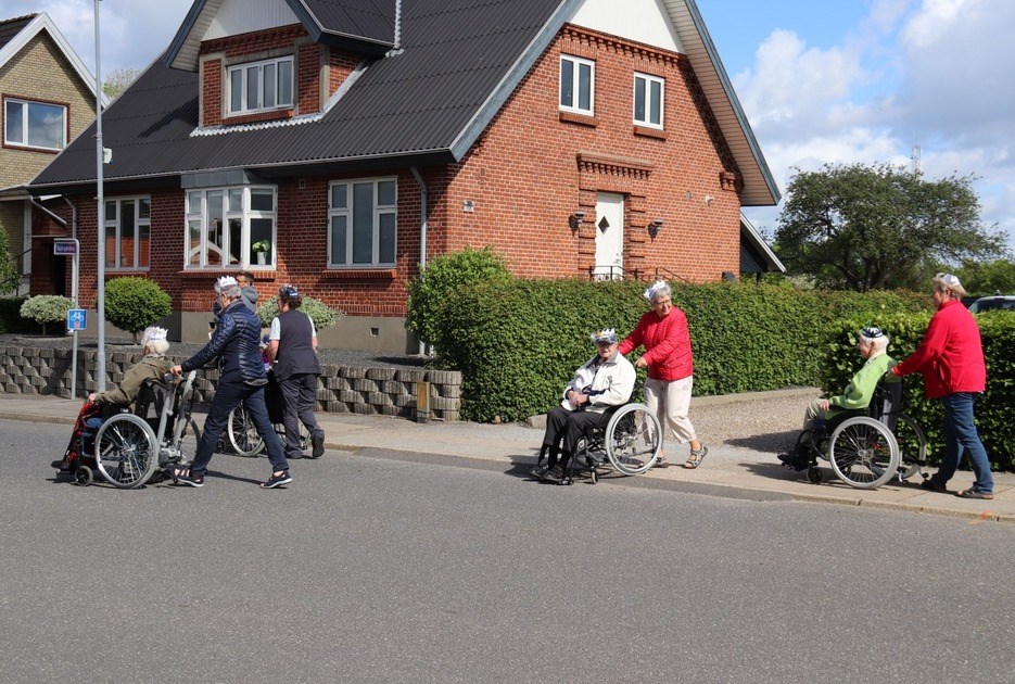 Beboere fra Plejecenter Bøgely skubbes rundt på ruten til sidste års Royal Side Run i Skive. FOTO: Pleje og Omsorg, Skive Kommune