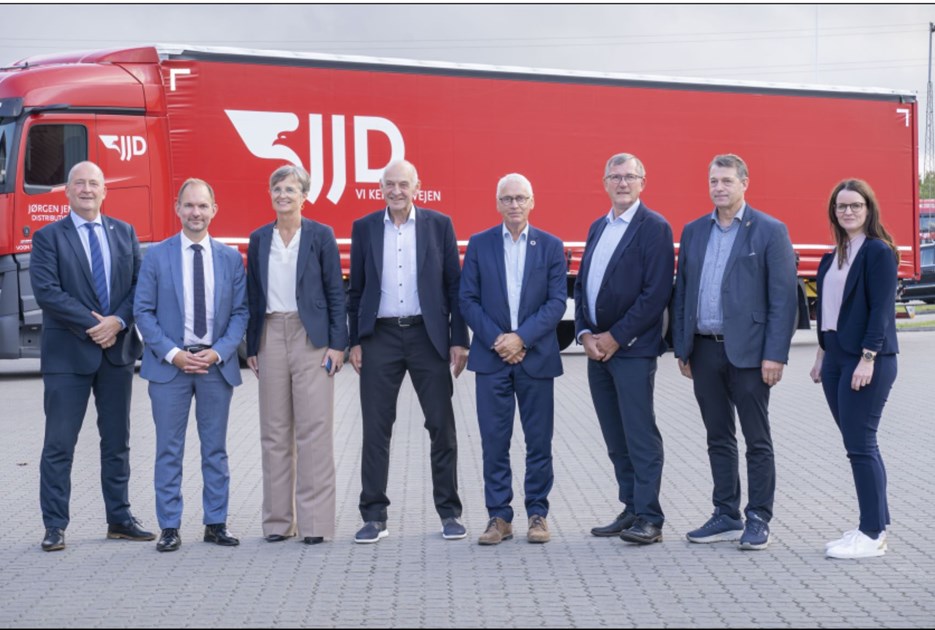 De syv borgmestre fra Business Region MidtVest samt skatteminister Jeppe Bruus. Foto: Business Region MidtVest