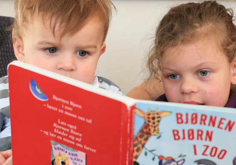 To børn læser en bog. Foto: Colourbox.