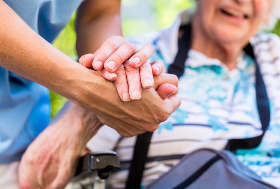 Ældre person får en hjælpende hånd. Foto: Colourbox