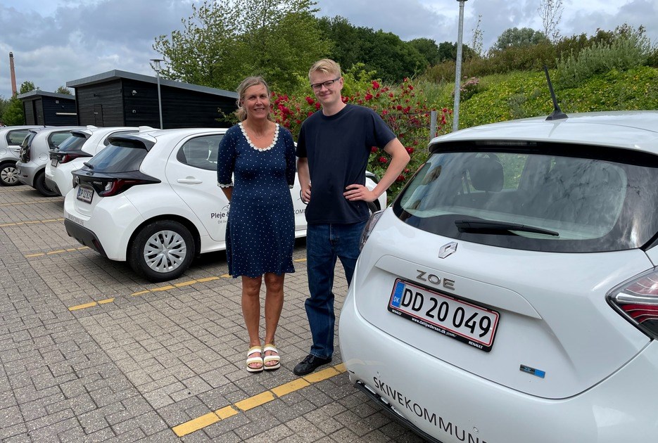 Danni Markussen og Gerda Andersen foran hjemmeplejens biler. FOTO: Ditte Haaning