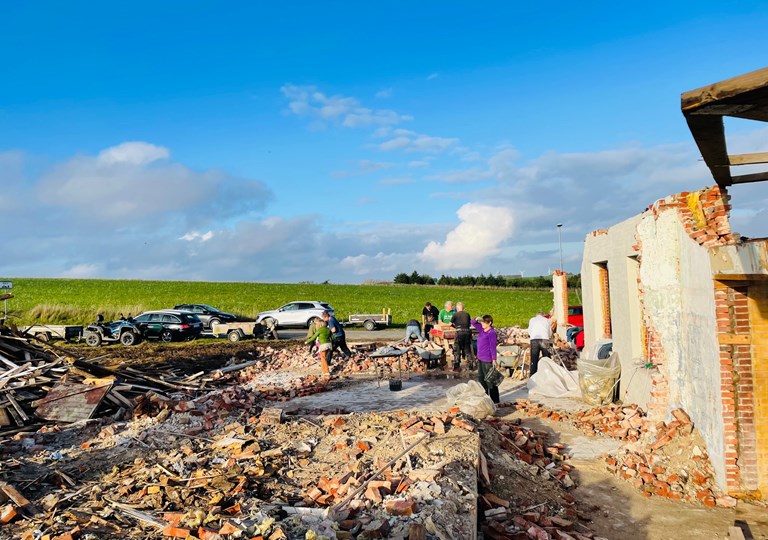 I Hjerk har frivillige brugt 1000 timer på at rive det gamle forsamlingshus ned og rense murstenene, som skal bruges til at opføre det nye og kommende Harrevig Grønne Samlingshus.  Foto: Inger Arensbach.