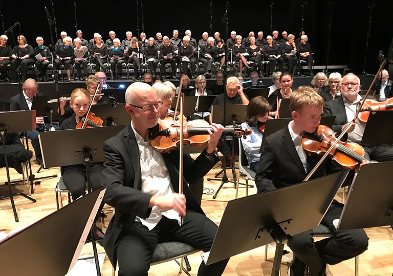 Skive Symfoniorkester er et enormt orkester bestående af mere end 200 korsangere og musikere.