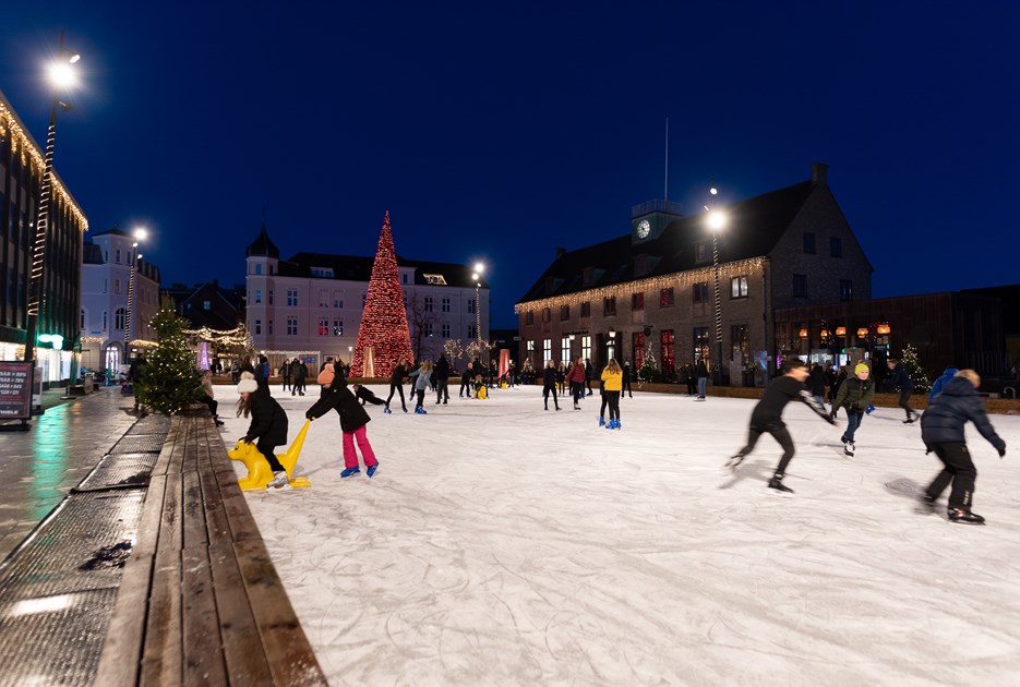 Fra den 1. december kan alle skøjteglade børn og voksne atter komme på glatis, når skøjtebanen på Posthustorvet åbner for sæsonen.