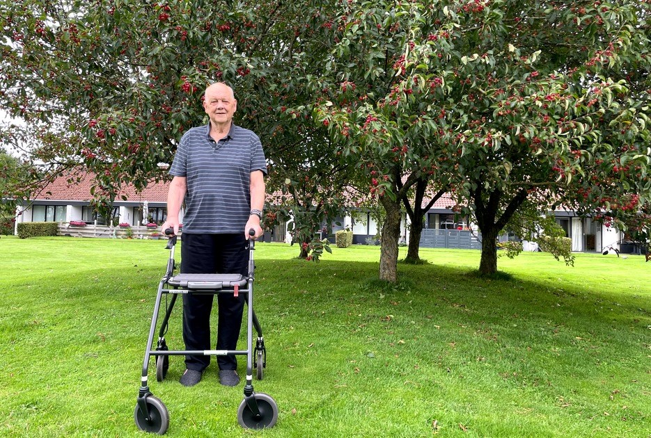 Palmi Jonsson har udsigt til det store paradisæbletræ fra sin plejebolig i Jebjerg. Nu tør han uden at bekymre sig gå udenfor og kigge på det med sin rollator. Foto: Ditte Haaning