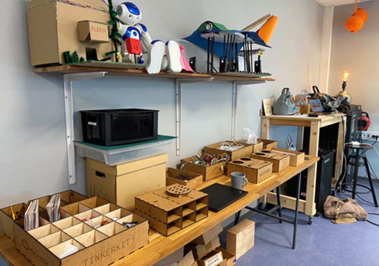 Makerspace med redskaber i et værkstedsmiljø
