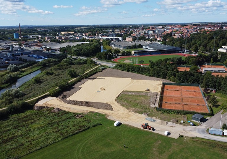 Entreprenørmaskiner er ved at lave bundopbygningen til de nye tennisbaner. August 2022. 