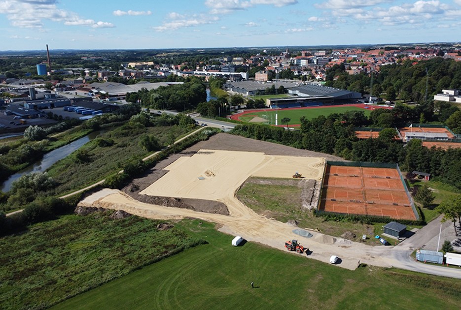 Entreprenørmaskiner er ved at lave bundopbygningen til de nye tennisbaner. August 2022. 