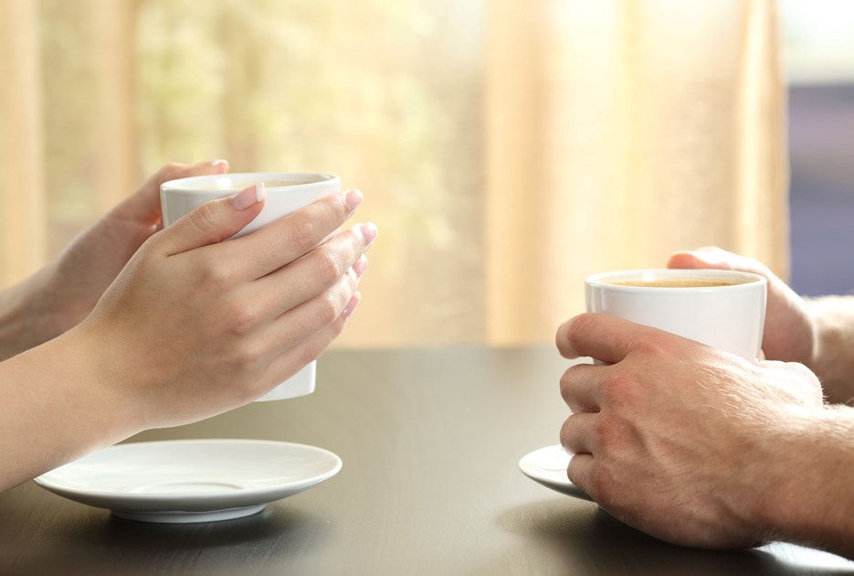 To par hænder og kaffekrus. Foto: Colourbox
